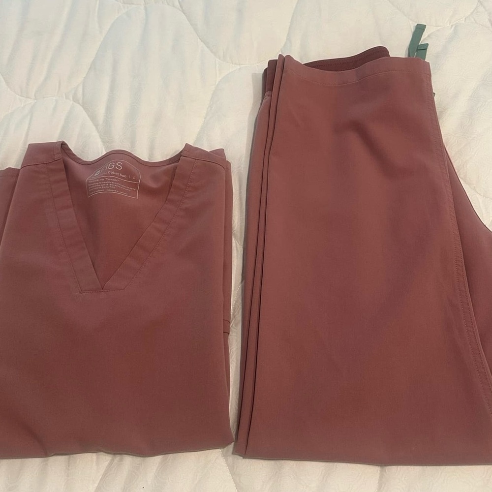 Figs Women's Scrub Set in Mauve